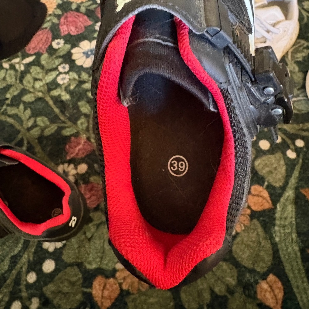 SIZE 8 PELOTON CYCLING SHOES - Picture 3 of 3